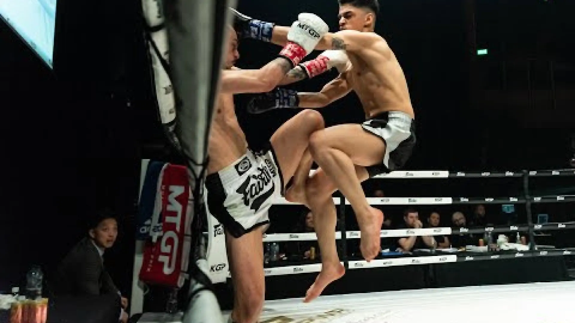 Evan Jays vs Madhi Akbari (Fight Video)