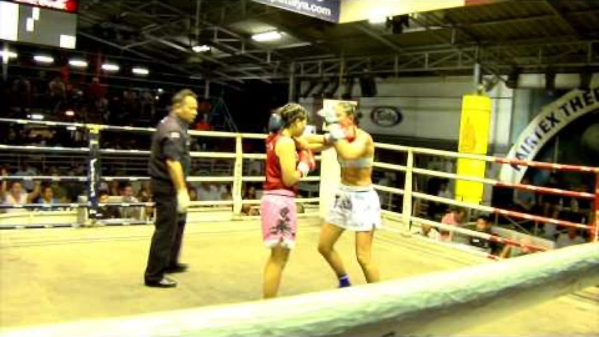 Julie Kitchen vs Nan Pimnipa (Fight Video)