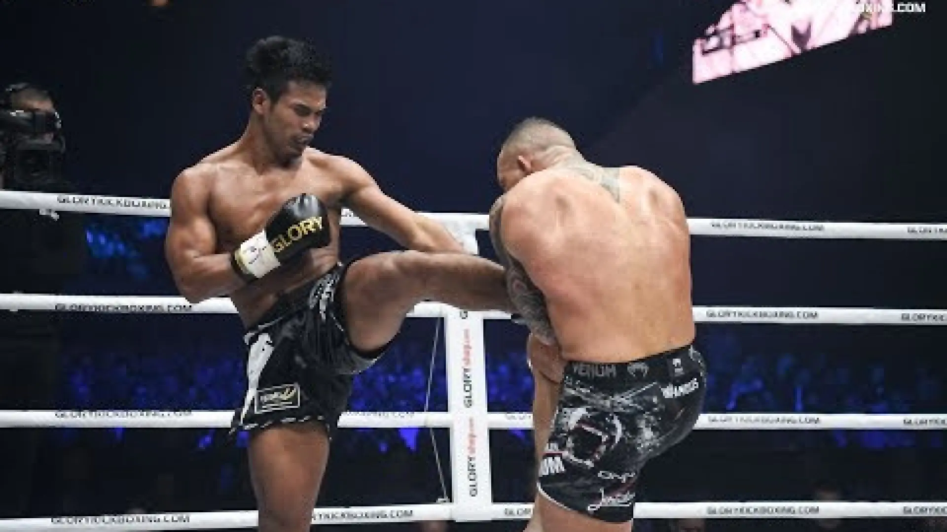 Petpanomrung Kiatmoo9 vs Robin Van Roosmalen (Fight Video)