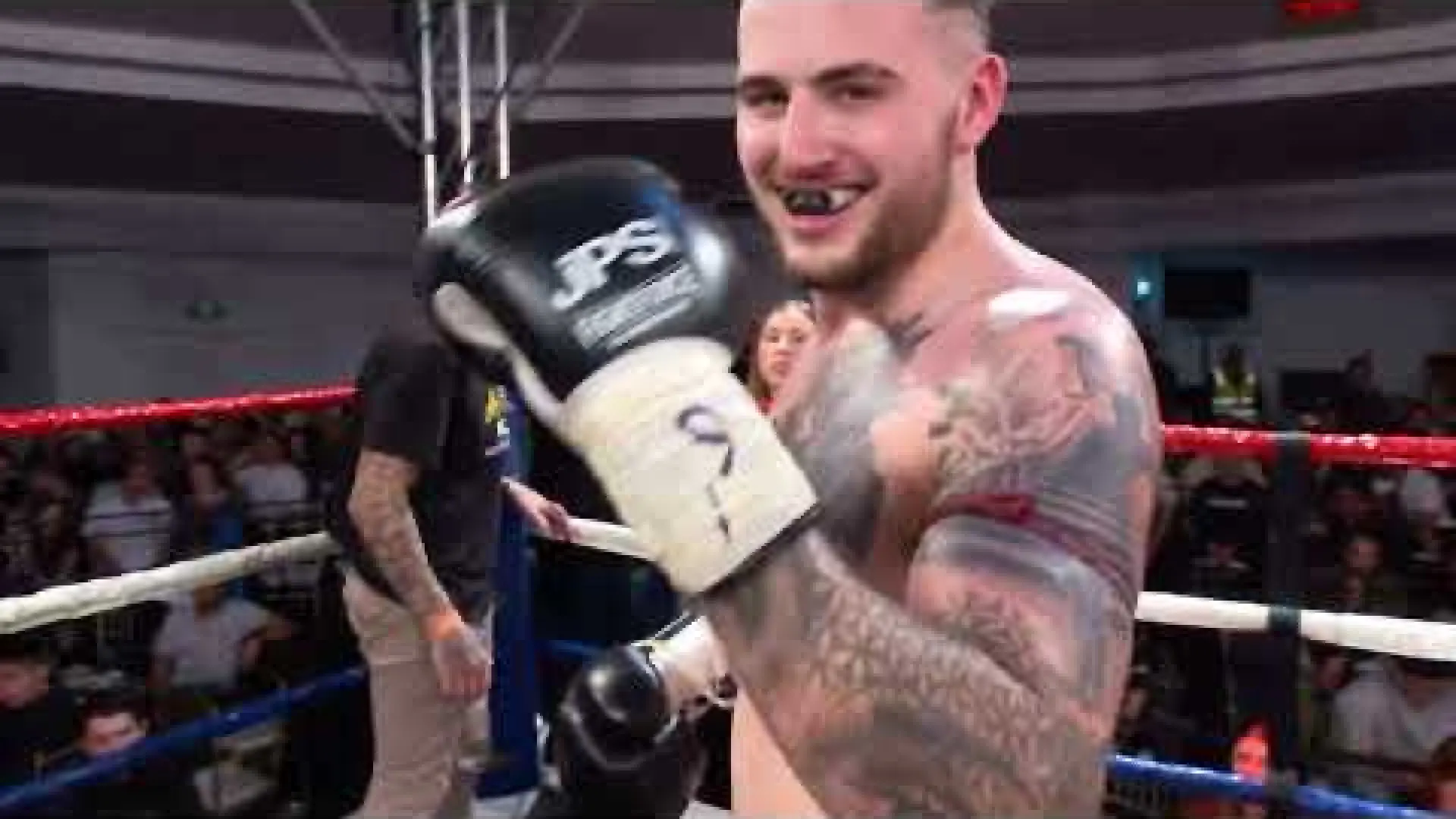 Ben Wotherspoon vs Joe Elliot (Fight Video)