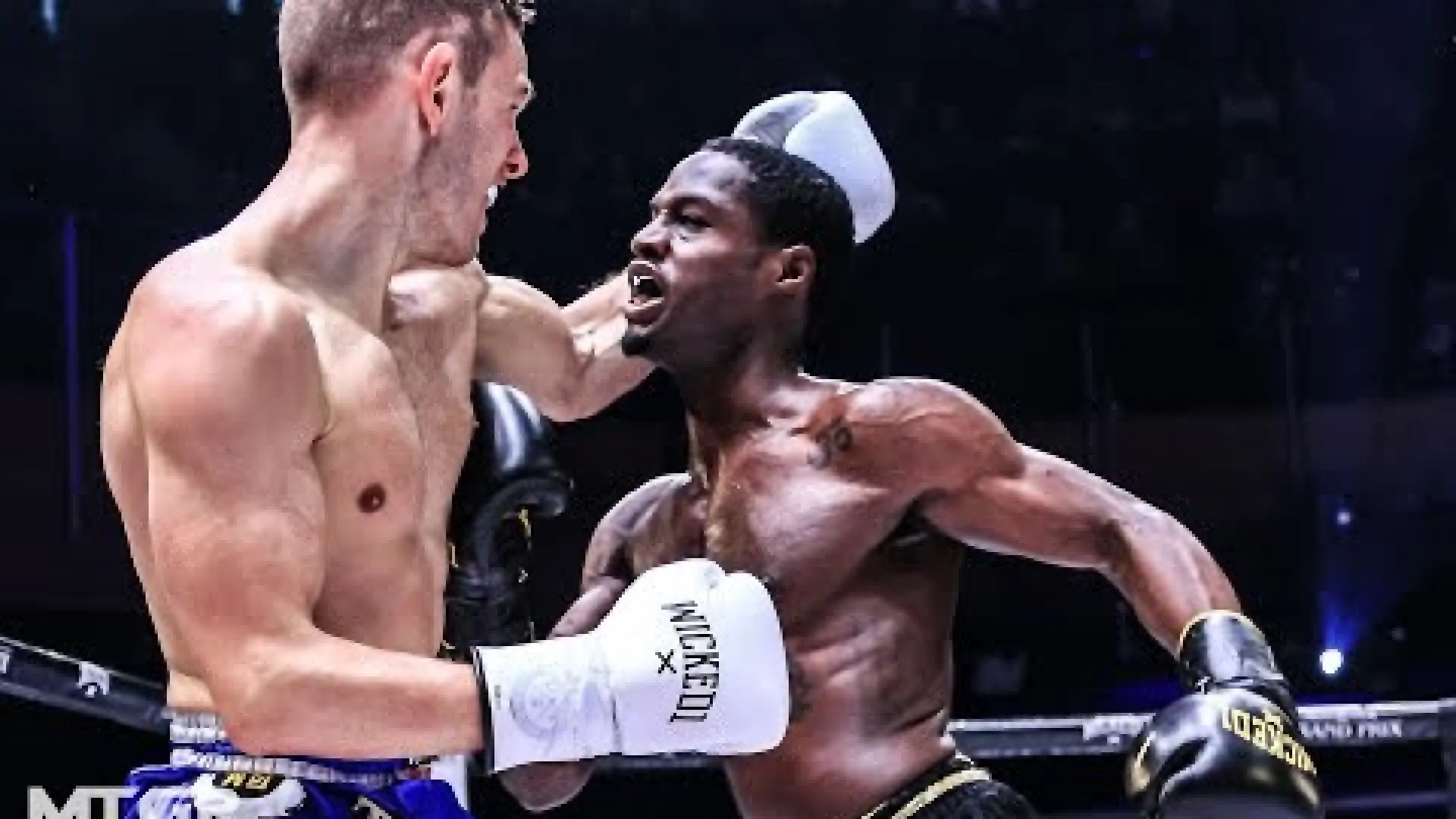 Mike Arrowsmith vs Isaac Zebe (Fight Video)